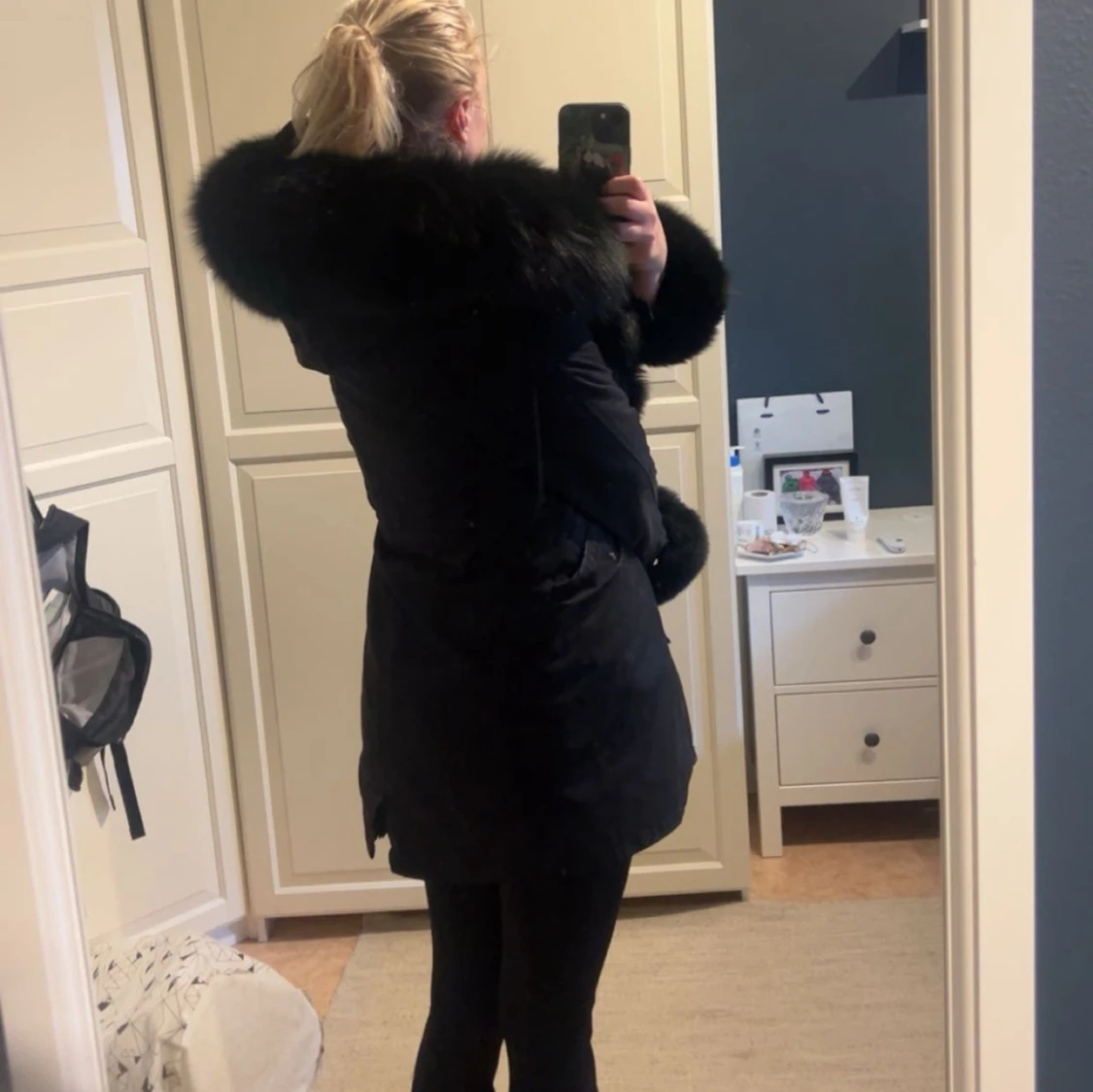 Svart pälsjacka med fluffig krage - 4