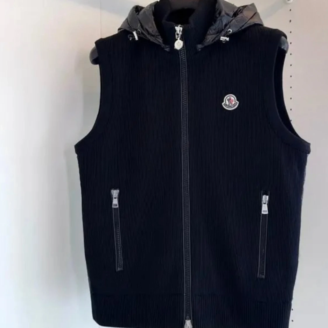 Svart Moncler dunväst med huva