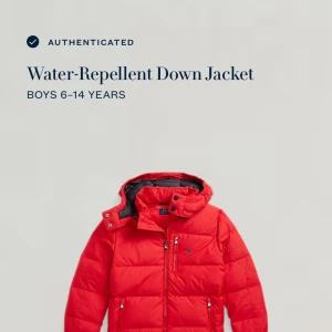 Röd dunjacka från Polo Ralph Lauren - Snygg röd dunjacka från Polo Ralph Lauren med huva och flera dragkedjefickor. Jackan har quiltad design och klassisk Polo-logga på bröstet. Perfekt för kalla dagar med sin vattenavvisande yta och värmande dunfyllning.