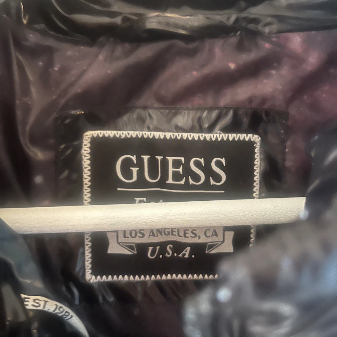 Svart pufferjacka från Guess - 1