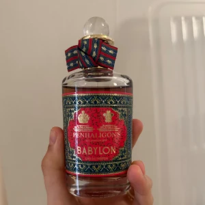 Penhaligon’s  - Säljer en helt ny och oanvänd parfym från Penhaligon’s. Doften är fantastisk men faller tyvärr inte mig i smaken  Det är en 100 ml tester och kommer utan förpackning , och jag säljer den till ett mycket bättre pris än i butik. Hör av er för fler bilder.