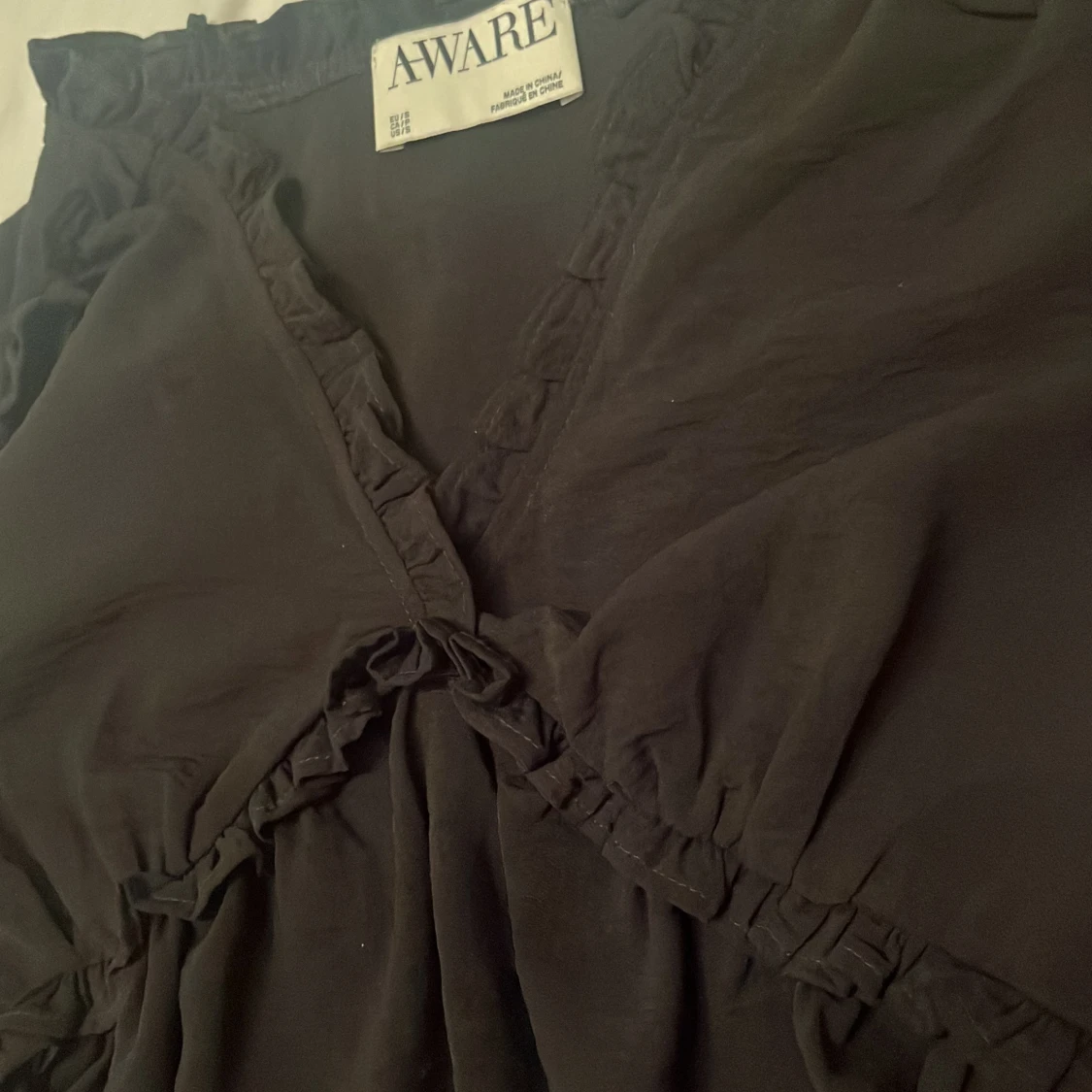 Svart blus med volang från AWARE - 3