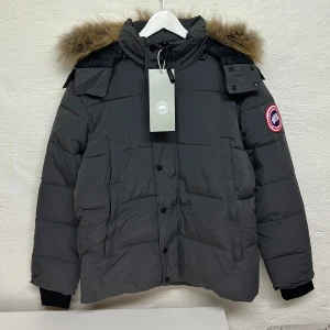 Canada Goose Wyndham Parka - Hejsan, säljer en ny Jacka aldrig tidigare använd. Storlek M. Postar alltid inom 24h efter köpet. Skiv gärna om du har fler frågor. (Pälsen går att ta av)