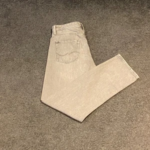 Jack & Jones Jeans, Grå - Snygga grå jeans från Jack and Jones. Jeansen har en avslappnad passform och är perfekt för dig som gillar en chill och stilren look.  