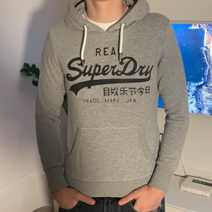 Superdry hoodie med tryck - Skön superdry hoodie. Modellen är 186. Mycket bra skick 9/10. Skriv vid funderingar🤗