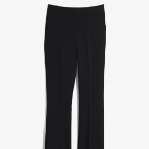 Lågmidjade kostymbyxor - Ett par snygga bootcut lågmidjade kostym byxor från bikbok i TALL, passar snyggt för alla mellan 170+, anledning till att jag säljer de är för att jag tappade bort de hemma och köpte ett par likadana nya. Inga skador osv! 