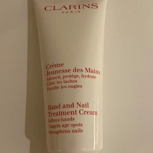 Clarins Hand and Nail Treatment Cream - Clarins Hand and Nail Treatment Cream. Krämen mjukgör händer, motverkar åldersfläckar och stärker naglar. Kommer i originalförpackning. Perfekt för dig som vill ha återfuktade och fina händer med extra vård för naglarna. Oöppnad.