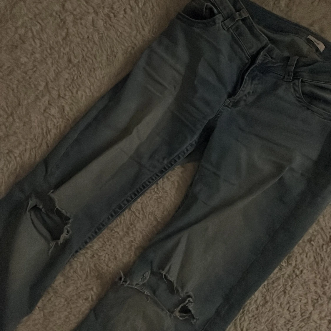 Ljusblå jeans med slitna knän från Nelly - 3