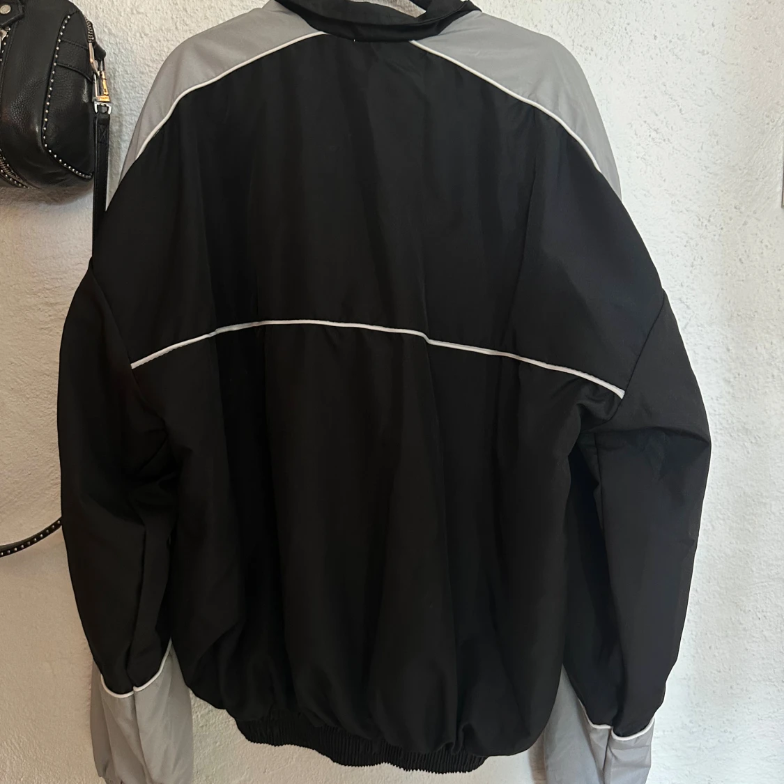 Svart och grå vindjacka med stjärna HELT NY!! - 3