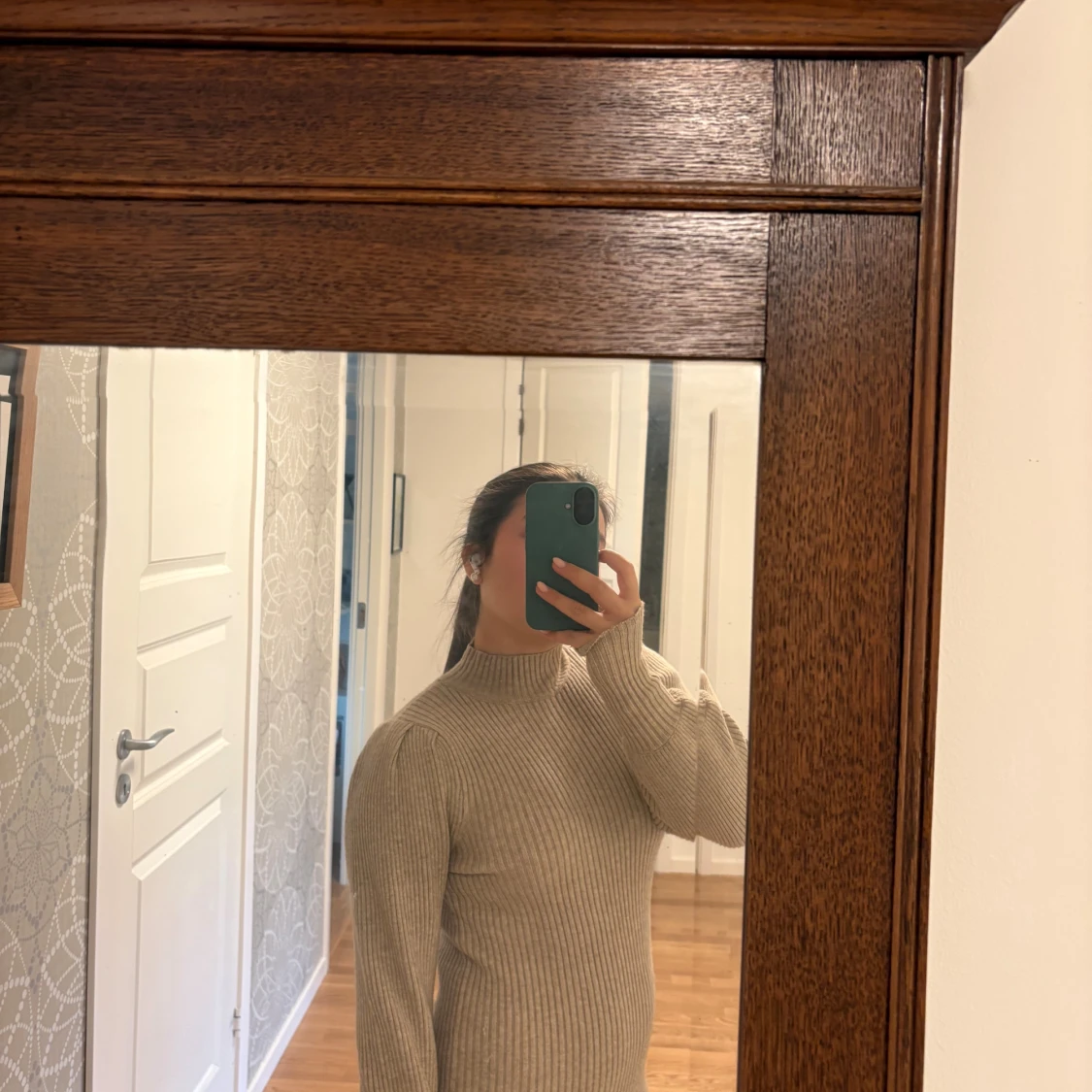 Beige ribbad stickad klänning - 1