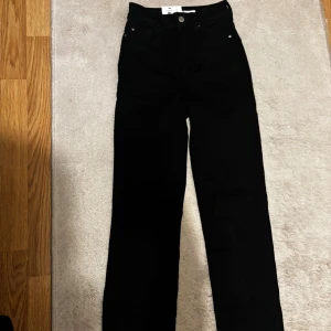 Jeans - Svarta straight jeans i modellen curve. Helt oanvända med prislapp kvar. Pris kan diskuteras vid snabb affär.