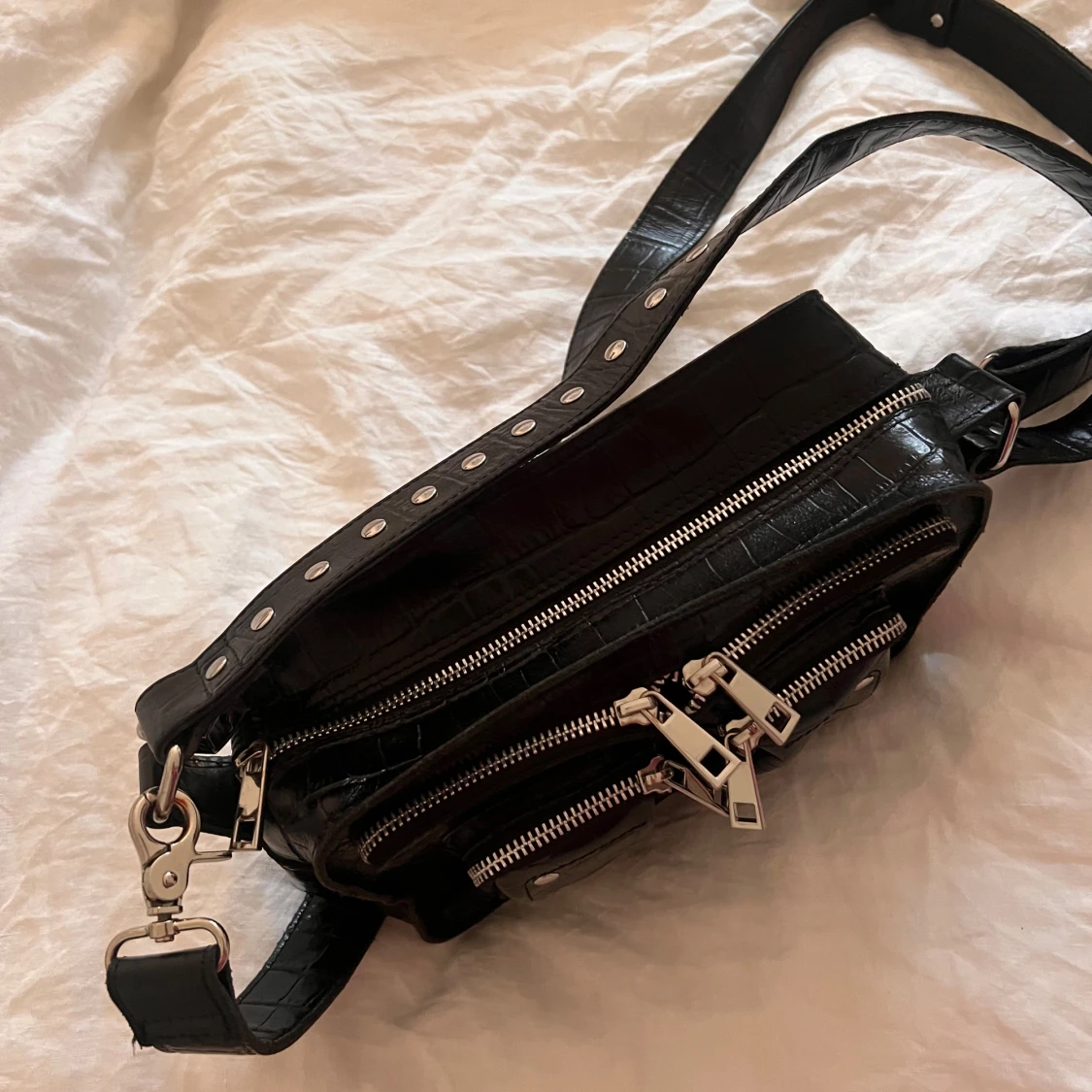 Svart axelväska med croco-mönster - 1
