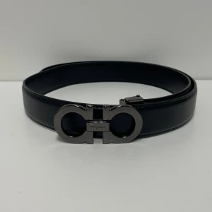 Ferregamo Bälte - Hejsan, säljer ett helt nytt bälte aldrig tidigare använd. Storlek 110cm. Postar alltid inom 24h efter köpet. Skriv gärna om du har fler frågor.