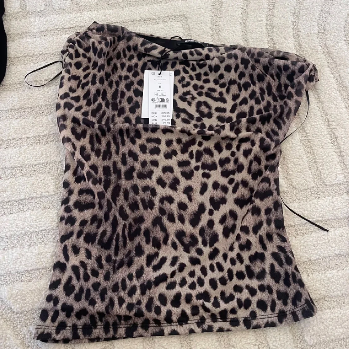 Leopardmönstrad tubtopp från Gina Tricot