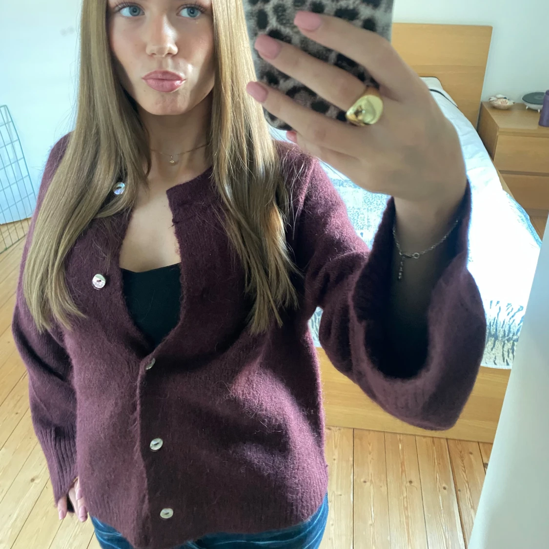 Mysig vinröd kofta med knappar