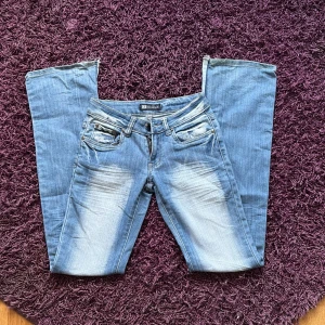 Snygga jeans! 🥰 - Väldigt unika jeans, de är sydda bootcut, dragkedjan är även lite trasig men är lagad så gott det går!☺️ Några få fläckar på bakfickorna! Midjemått är 35cm och innerben är ca 84cm! 💗