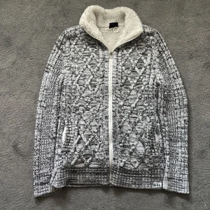 Kofta - Säljer nu en varm/fluffig kofta från JEEL | Väldigt varm och perfektet för hösten | Fungerar som jacka om man vill | Storlek M men sitter mer som XS | Killen på bilden är 175 | Kom privat för fler frågor/funderingar, mvh Max 👊🏼