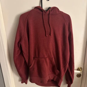 Vinröd hoodie från Bik Bok - Mysig vinröd hoodie från Bik Bok i storlek S. Tröjan har huva med snörning, stor magficka och långa ärmar. Materialet är mjukt och känns som bomull med insida i fleece. Perfekt för chill dagar och enkel att matcha med jeans eller leggings.