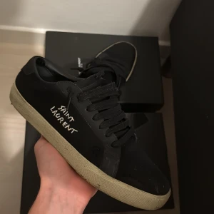 Saint Laurent skor - Säljer nu mina saint Laurent skor, riktigt feta och bra skick! Lite smuts men lätt att få bort. Självklart äkta! Skriv om det finns frågor! (Priset är ej hugget i sten)