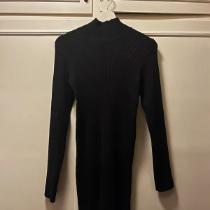 Svart ribbad Poloklänning  - Snygg Poloklänning från Lindex storlek S perfekt klänning i i höst. Formar fint 