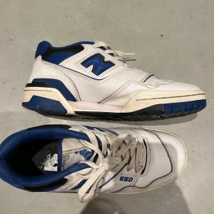 New Balance 550 vit/blå sneakers - Säljer ett par New Balance 550 sneakers i vitt och blått. Skorna har använts men är fortfarande i bra skick! Skivka medelande för mer information🤗