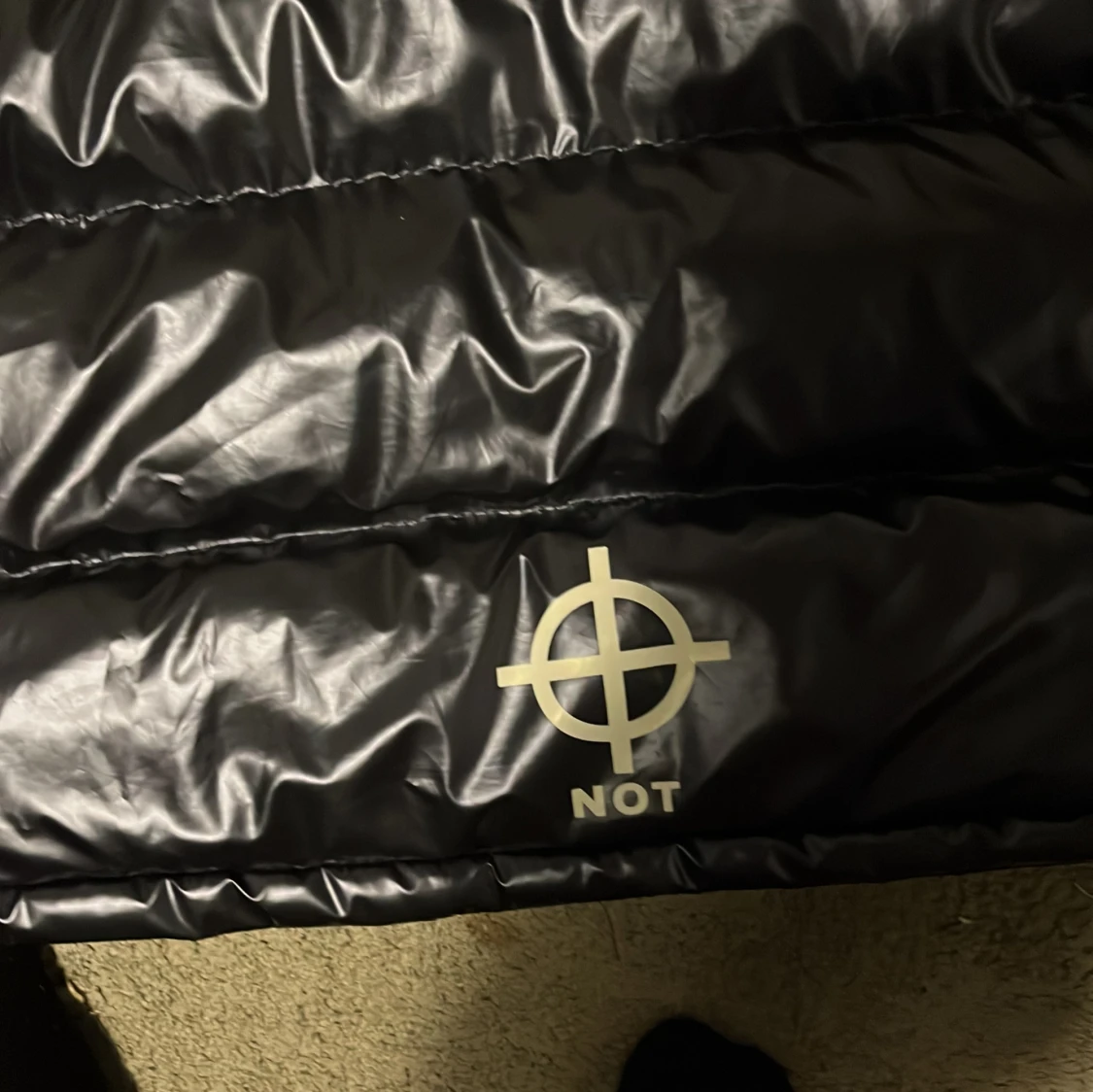 Svart pufferjacka med tryck - 4