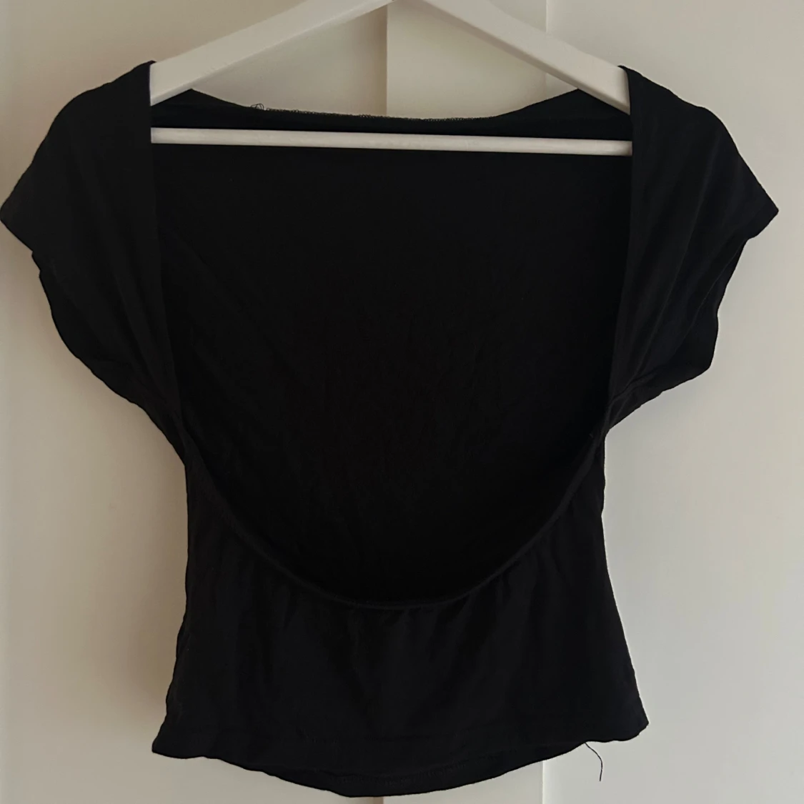 Svart topp med öppen rygg från SHEIN - 1