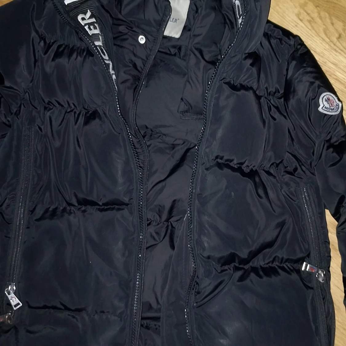 Svart Moncler pufferjacka med huva