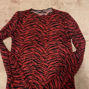 Röd zebramönstrad mesh-topp från Zara - Säljer en långärmad mesh-topp från Zara i rött med svart zebramönster. 
