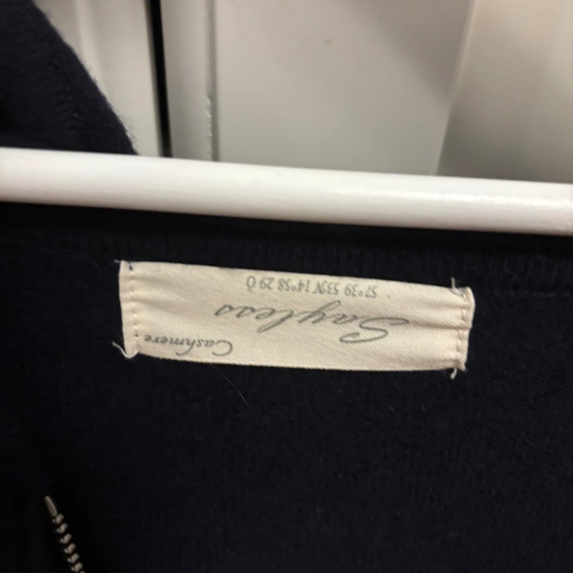 Mörkblå Kashmir hoodie från Sayless - 4