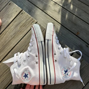 Vita Converse oanvända - Klassiska vita Converse som aldrig använts.