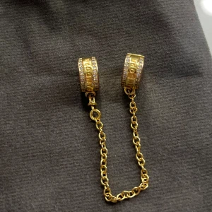 Pandora säkerhetskedja guld - Säkerhetskedja ifrån Pandora. Fint skick! Säljer då jag inte har någon användning för den. Används för att inte berlockerna ska försvinna, men även som en fin berlock! Köpte av en tjej som säger att den är äkta, men kan inte då garantera. Skriv privat för fler bilder/frågor!💗💗