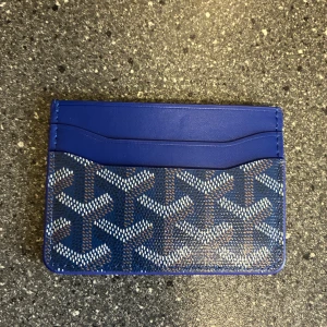 Blå plånbok från (välkänt märke) - Snygg blå plånbok med ikoniskt grafiskt mönster i vitt och brunt. Plånboken har flera fack för kort och tillkommer med box, skriv för fler bilder 😁