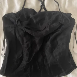 Svart satin linnetopp från Zara - Svart linnetopp i satin med tunna axelband och draperad halsringning