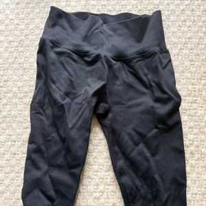 Svarta tights - Använda en gång men dom var för korta så därför säljs dom.