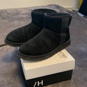 Uggs skor herr - Hej! Säljer ett par vinterskor ifrån uggs med ull i skick 8,5/10 storlek 42 passar även 43 väldigt sköna till vintern ❄️ hör av er för mer info /// 