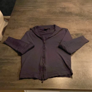 Kashmir hoodie - Säljer nu men fina zip hoodie från Oscar Jacobsson då jag behöver pengar nu pris runt 1299 mitt pris 599 hör av er vid intresse!!!