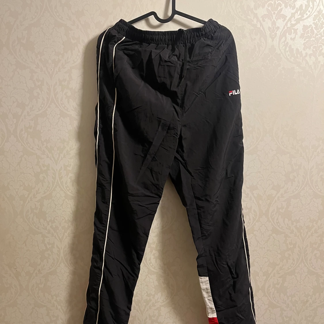 Svarta FILA täckbyxor med rödvit detalj - 2