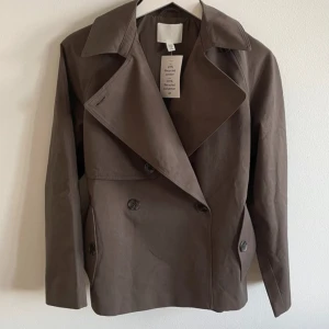 Brun trenchcoat  - Intressekoll! Säljer endast vid bra bud, så bara att skicka 😊 passar även S