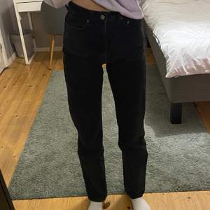 Supersnygga Weekday jeans i modellen Rowe. Säljer pga de är för små för mig. Väldigt bra skick. Jag är 172 cm lång. Ordinarie pris är 500 kr. Köparen står för frakt. 