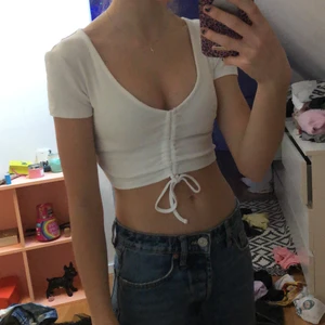 Vit topp - Säljer denna super gulliga vita toppen från zara! Den är justerbar så den kan vara kortare och längre hur man än vill!🤍👌🏽👼🏼 har även en i svart om någon är intresserad! Passar mig som är xs-s ANDVÄND 1-3 ggr