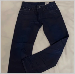 G-STAR JEANS - Ett par mörkblåa jeans från G-STAR.                                   De är använda endast 1 gång.                                           Storleken är L30 W32                                                                     Frakt tillkommer!
