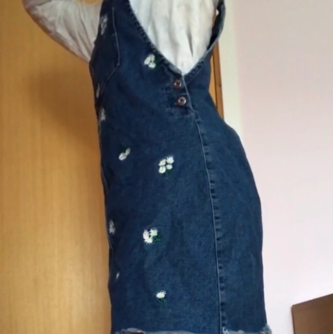 Hängselklänning med broderade tusenskönor  - 91