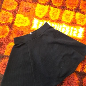 Kjol - Säljer denna fina svarta ribbade cirkelkjol. Aldrig använd så den är i nyskick! Storlek S. Går att mötas upp i Hagfors eller så skickas den med posten där köparen står för frakten! 