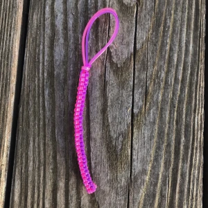 Nyckelring - Här har vi en handgjord nyckelring gjord av mig. Om andra färger önskas är det bara att kontakta💜