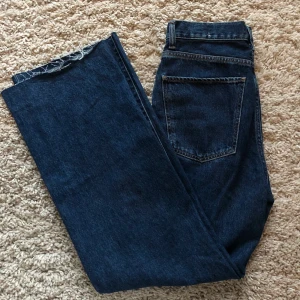 Raka jeans - Ett par mörka, raka jeans från mango med slitningar längst ner. Aldrig använda, fler bilder på passform kan skickas vid förfrågan.