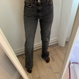 Zara jeans - De snygga populära 90’s full legnth jeans från zara i storlek 36. Jätte bra skick, nästan aldrig använda 