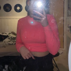 Neon tröja - Jätte fin neon rosa tröja, aldrig använd. Perfekt till fest osv💗 storlek:M men sitter tajt på mig som är S, dock Väldigt stretchig så tror den skulle passa alla mellan S-L💗