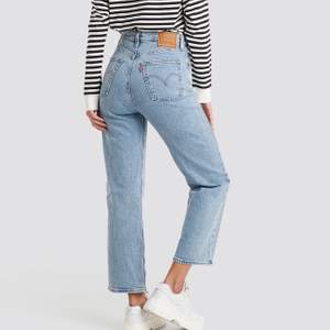Säljer dessa helt oanvända (endast provade) Levi’s jeansen i modellen ”ribcage straight ankle jeans”. Nypris är 1 199 kr. Skriv gärna om ni vill ha fler bilder!! 💖💖