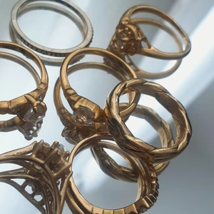 60kr - Jag säljer alla dessa guld ringar I olicka storlekar så att man kan ha dom på olicka fingrar för 60kr. Frakten blir 20kr